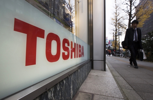 Western Digital offers $17.4 billion for Toshiba's memory chip business,
