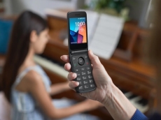 TCL Flip 4 5G shows that touchscreens didn’t save the world